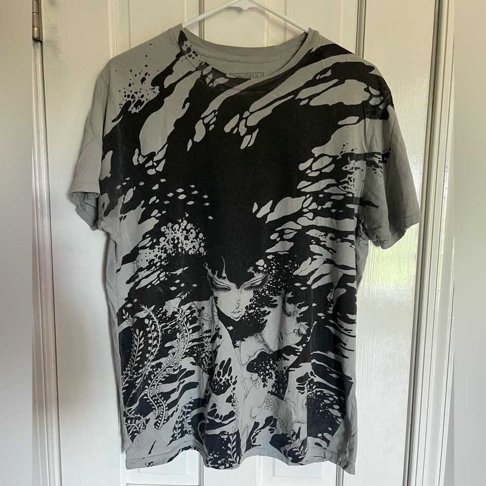 men’s beautiful decay mermaid t-shirt. size large